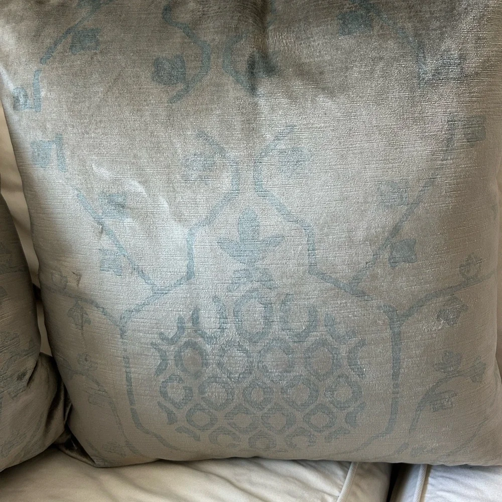 2 VELVET OUSHAK VINE PILLOW- SQUARE